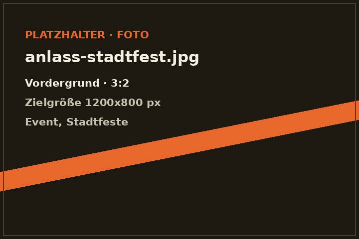Stadtfest auf einem Platz mit DJ-Pult unter Bäumen