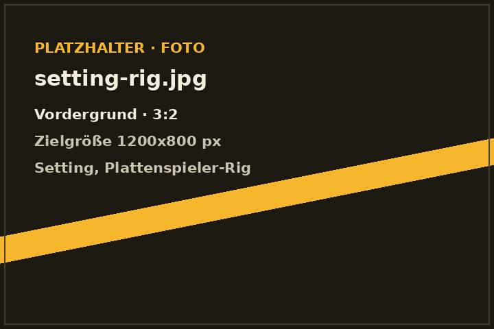 Zwei Plattenspieler und ein Mixer auf einem Tisch im Freien
